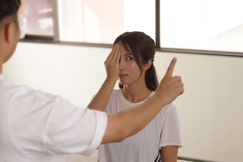目のエクササイズを受ける女性